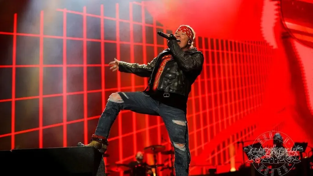 Vocalista do Guns N' Roses revela problema de saúde que surge ao cantar