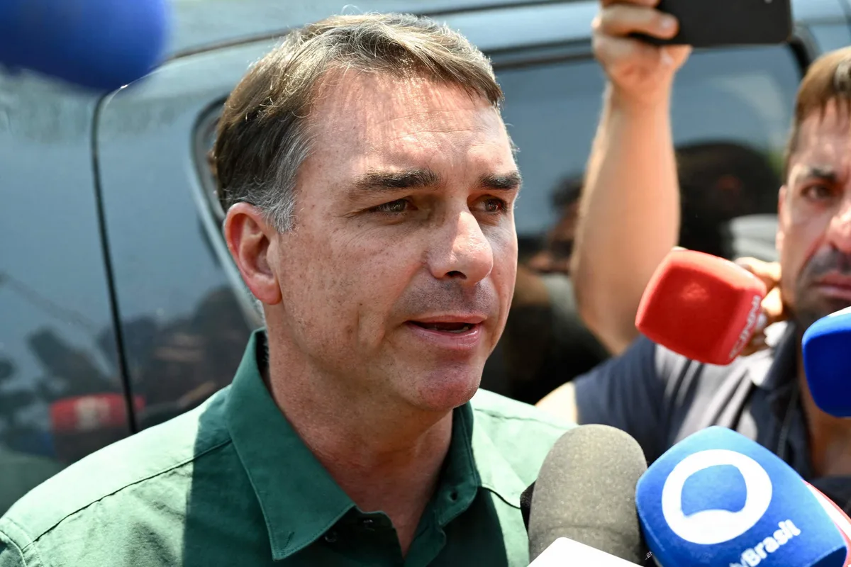 Flávio Bolsonaro visita a su padre tras tres meses de prohibición de verlo: "Salgo con energías renovadas"