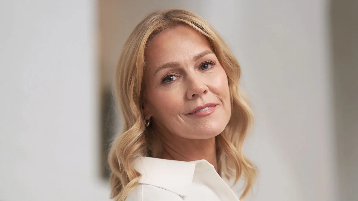 Hablamos con Jennie Garth, más allá del mito de Kelly Taylor en 'Sensación de vivir': "Si he podido superar tanto dolor, puedo superar cualquier cosa"