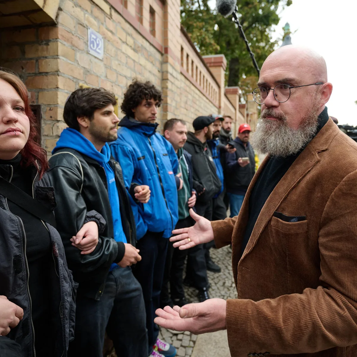 Halle (Saale) - Jüdische Studenten versperren neuem AfD-Landtagsvize Tillschneider Zutritt zu Synagoge bei Gedenken an Terroropfer