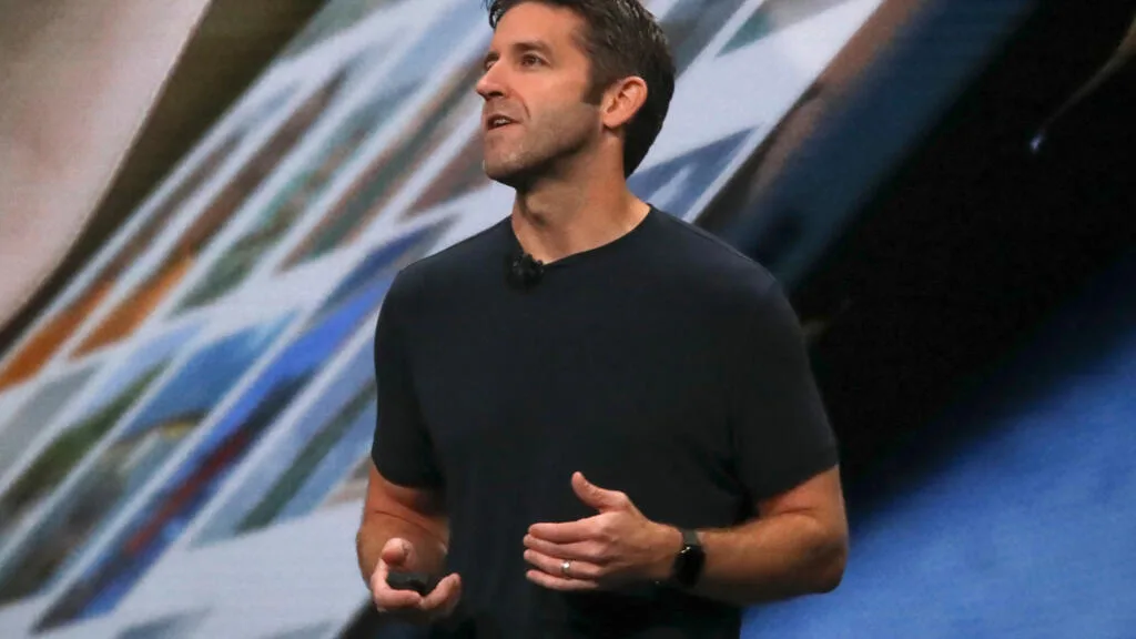 John Ternus, nouveau patron d'Apple, un ingénieur maison aux commandes