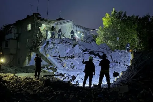 Ataques rusos matan a 15 personas en Ucrania; bombardeos ocurren tras acuerdo de Trump con Putin sobre diésel