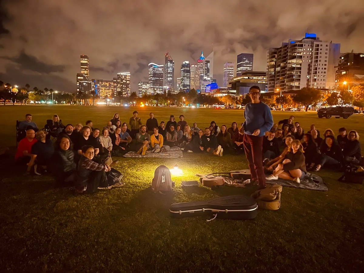 Belle and Sebastian tem show cancelado e improvisa performance em parque na Austrália