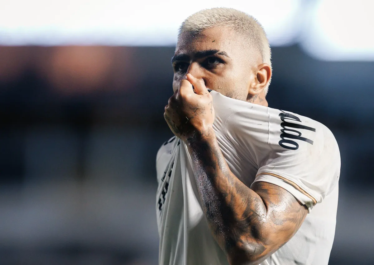 Gabigol celebra 100º gol pelo Santos após vitória na Sul-Americana: “Marca histórica”