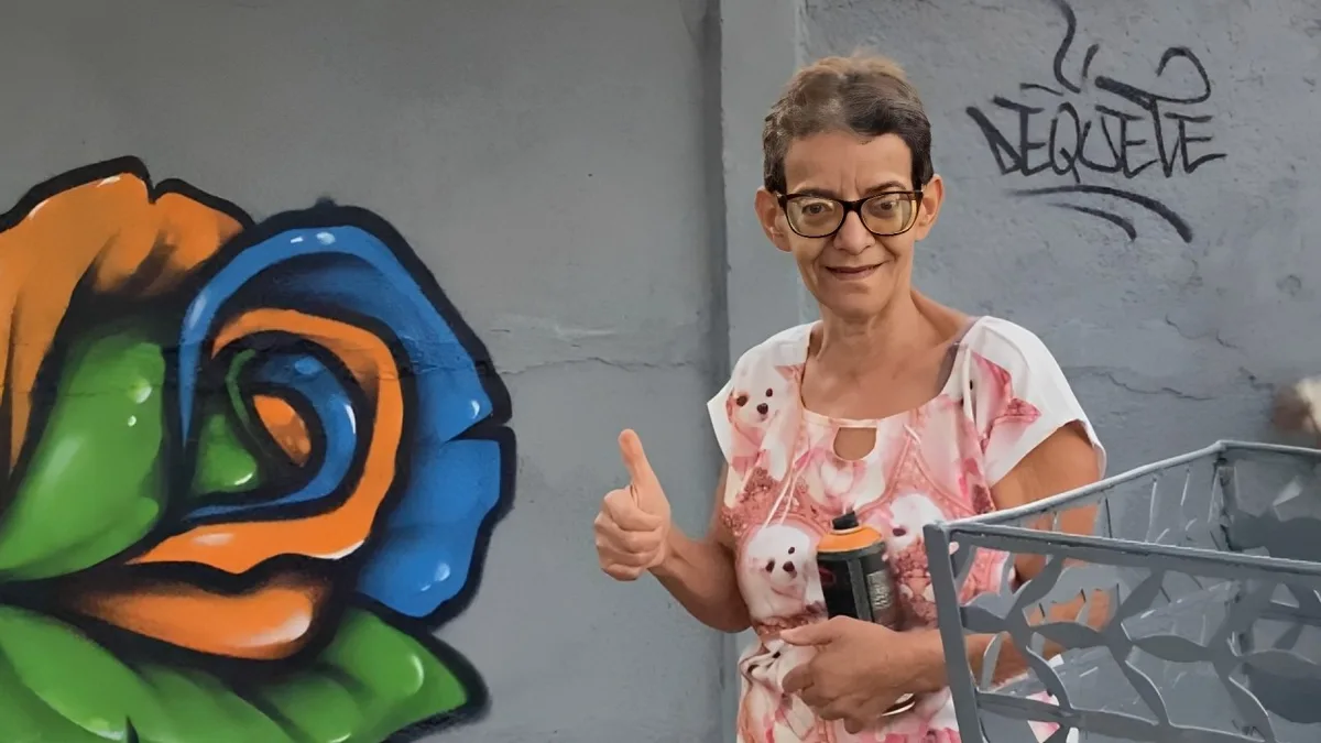 Pintor que transforma fachadas de casas de pessoas carentes se une a grafiteiro para atender pedido de moradora: 'Faz um botão de rosa?'