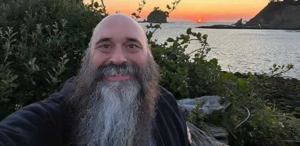 Morto nos EUA escreve o próprio obituário e viraliza: 'Não era o plano'