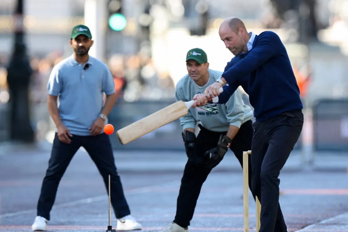 Prince William stops London traffic near Buckingham Palace for cricket