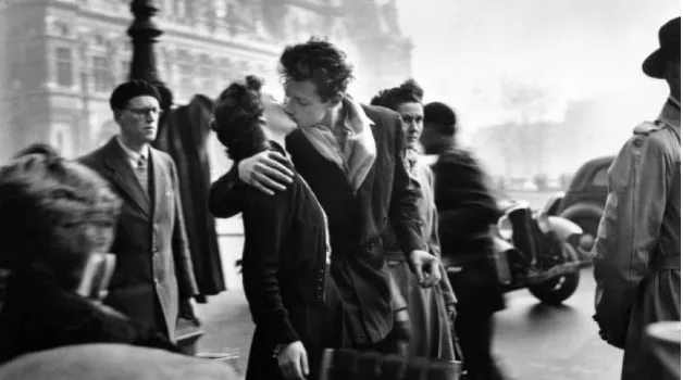 Historia de una foto: el beso más famoso no fue por amor... y arruinó los últimos años de vida de su autor