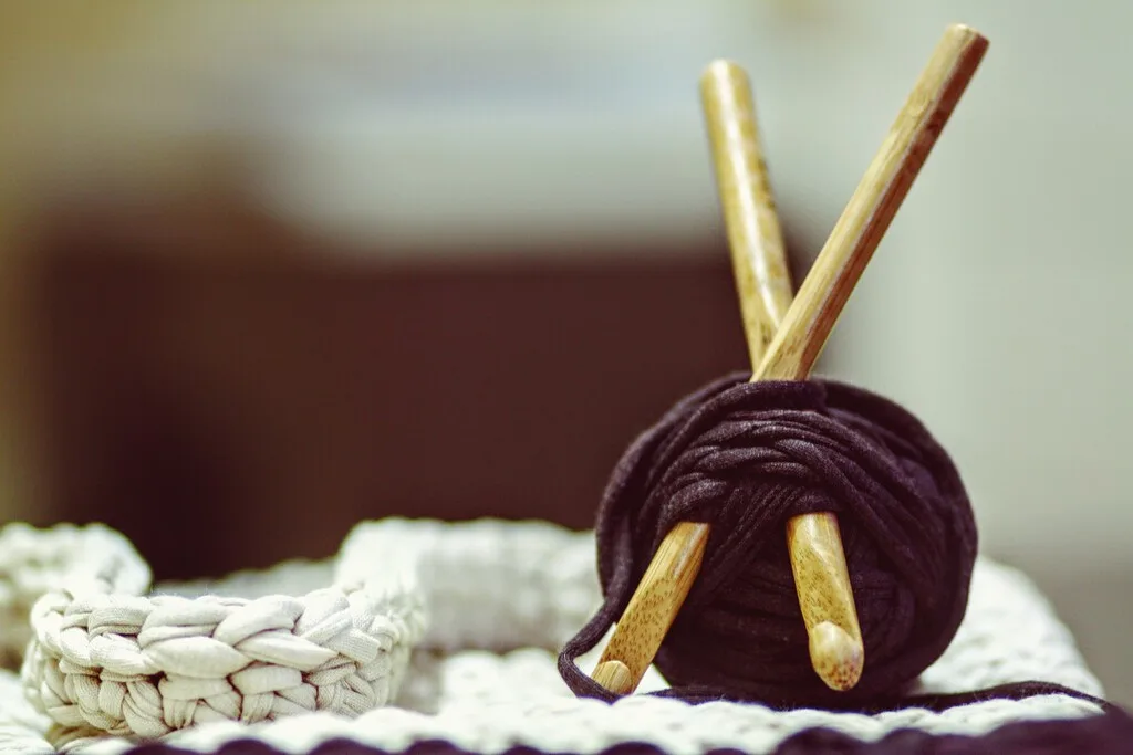 Vuelven las "manualidades de la abuela": cómo una generación adicta a las pantallas se está enganchando a tejer y coser