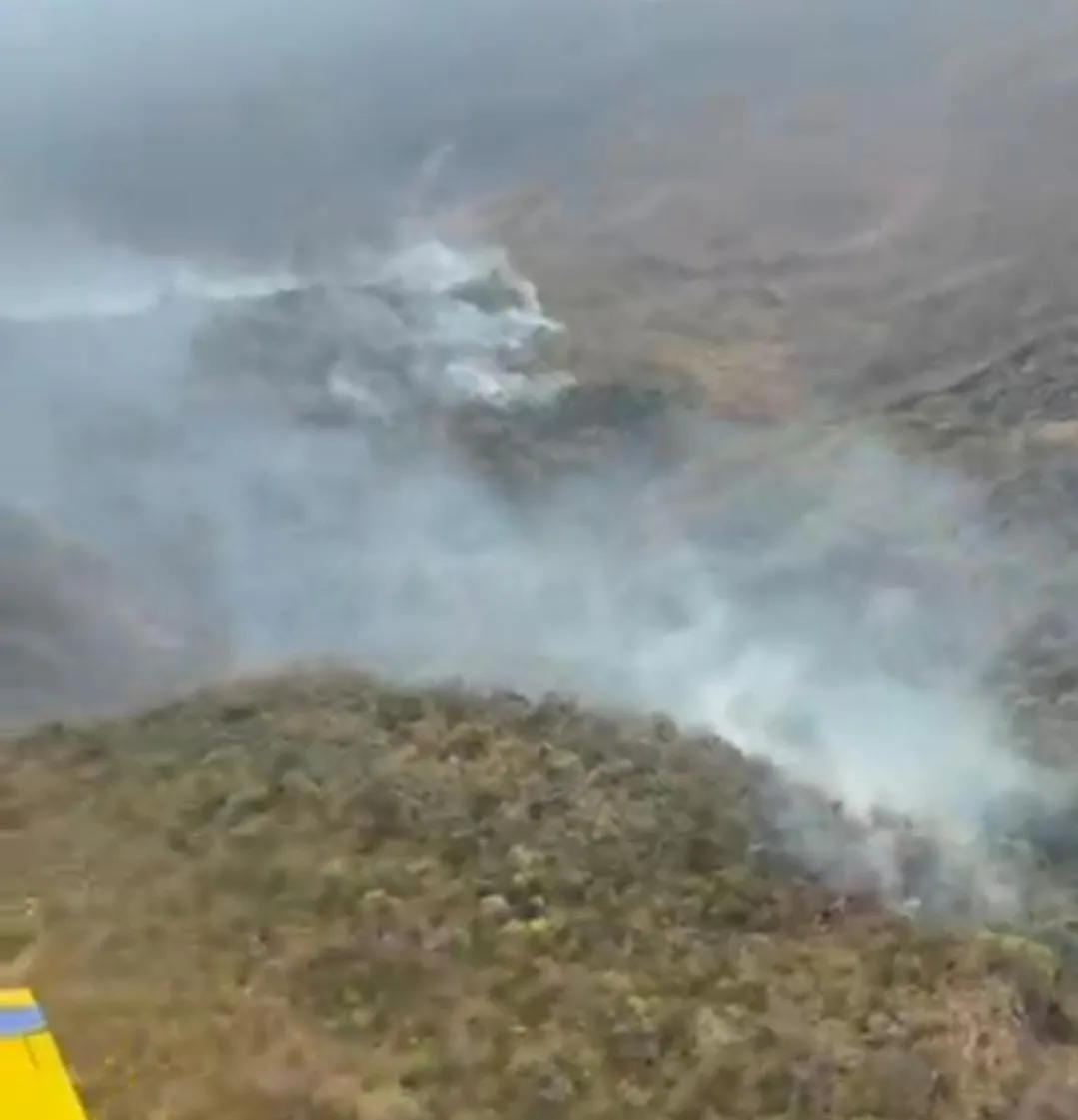 Bombeiros e aviões combatem incêndio na Serra da Bandeira na Bahia