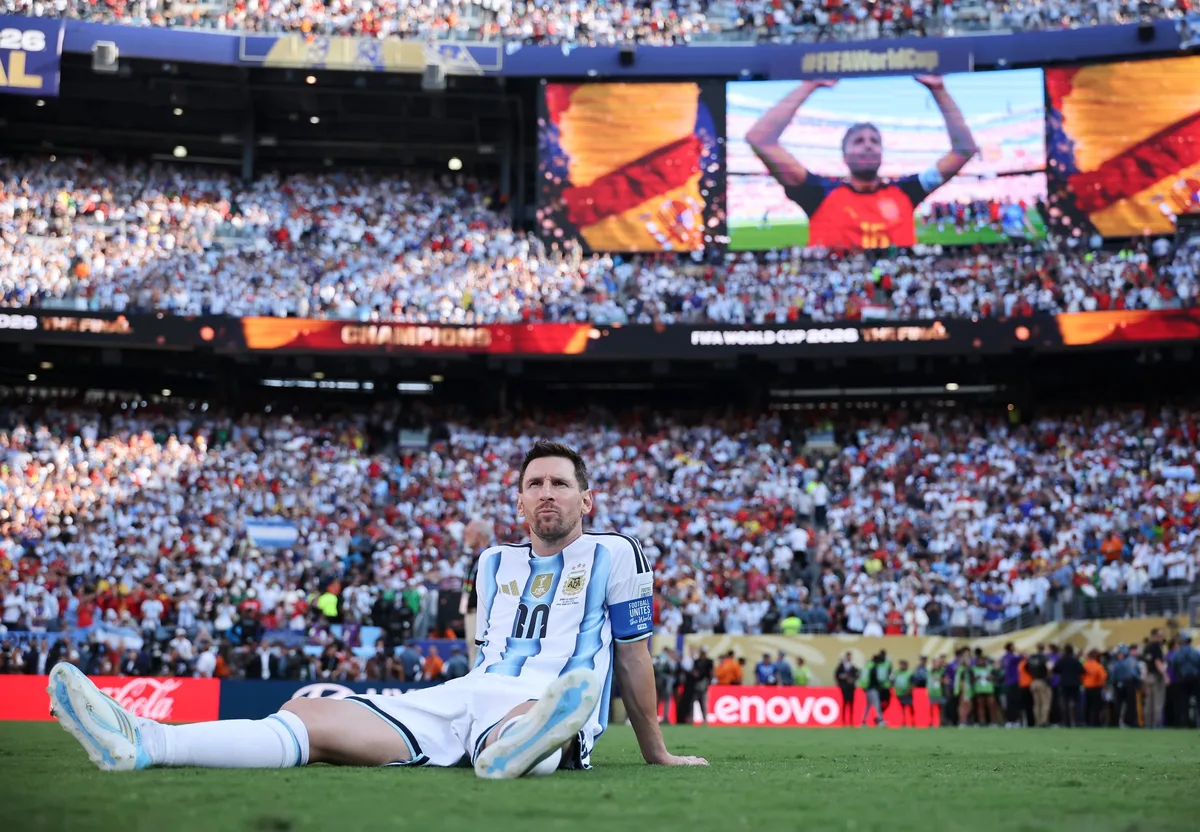 Messi decidiu aposentar da Argentina após final da Copa, mas adiou anúncio