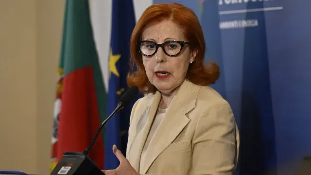 Ministra acusa PS de "irresponsabilidade". "Crude é propriedade do país"