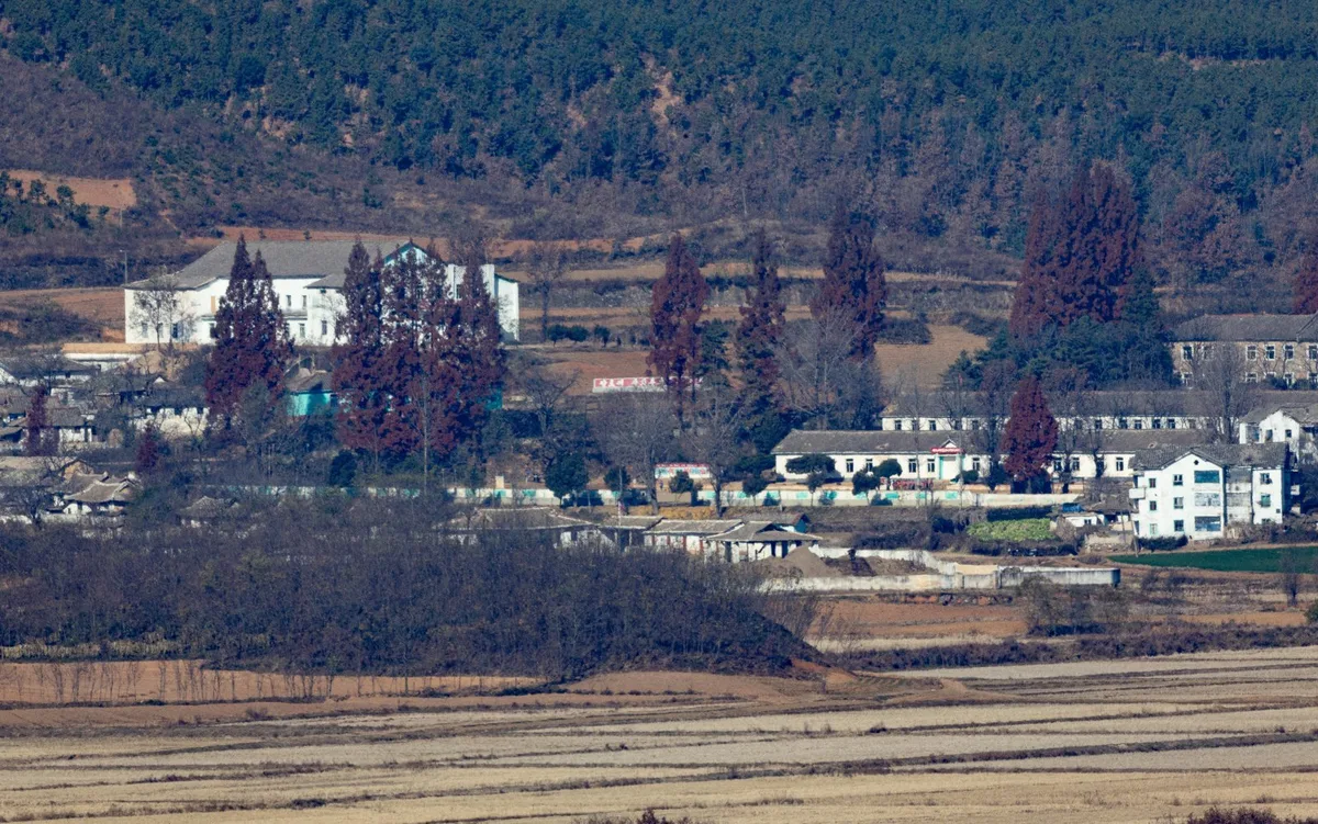 동부전선서 북한군 MDL 월선…軍 “정상적 작전 수행으로 대응”