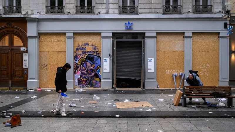 "On a tout laissé et on est venu": des Lyonnais nettoient les rues saccagées par les émeutes