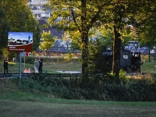Un mort et cinq blessés, les auteurs recherchés… Ce que l’on sait des coups de feu lors d’une rave party en Suisse