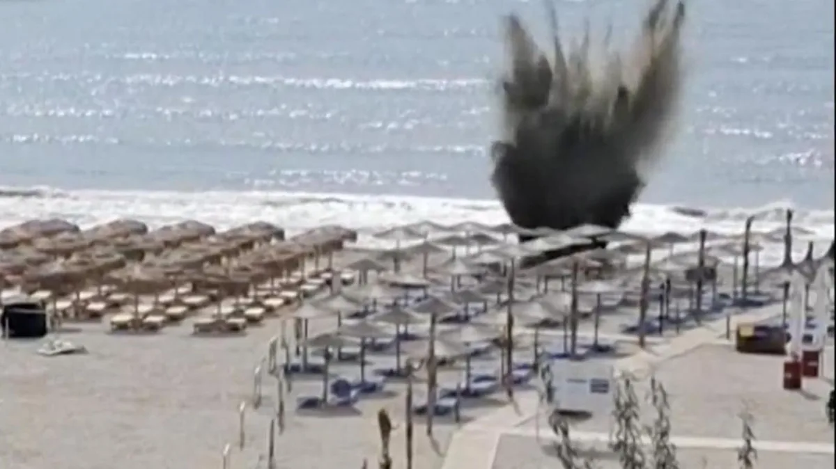 Schwarzes Meer: Experten sprengen explosive Drohne an Urlaubsstrand – Detonation im Video