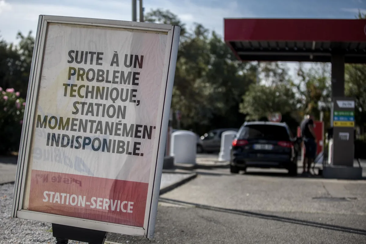 Hausse des prix du carburant, grogne sociale… La semaine décisive de Sébastien Lecornu et Emmanuel Macron