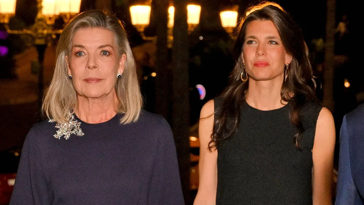 Carlota Casiraghi, máxima sofisticación en la Ópera con un vestido de seda negro y accesorios únicos
