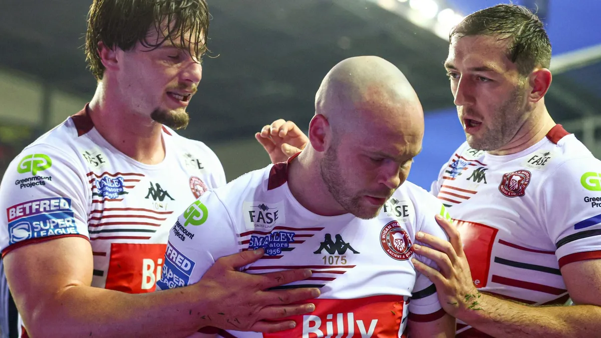 Wigan thump Hull KR to go back top after emotional Boston tributes
