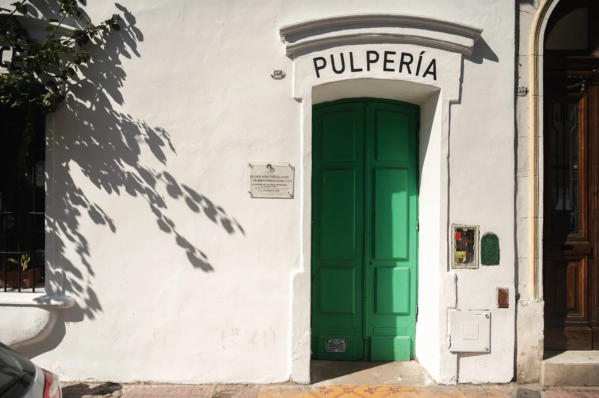 La pulpería porteña más antigua se reinventó con gastronomía, música y una particular colección de objetos