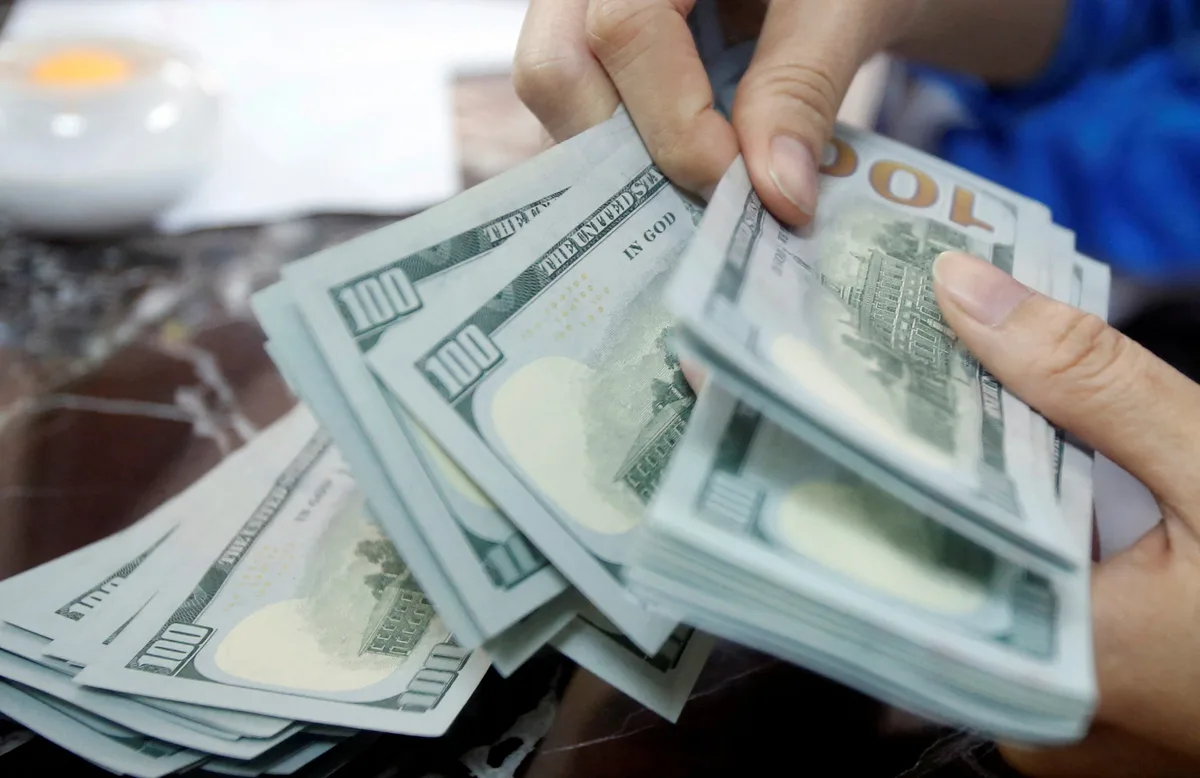 El dólar bajó en la última rueda de agosto, pero cerró el mes al alza