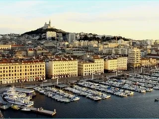 Marseille : un homme retrouvé mort après avoir chuté de son appartement, sa voisine placée en garde à vue