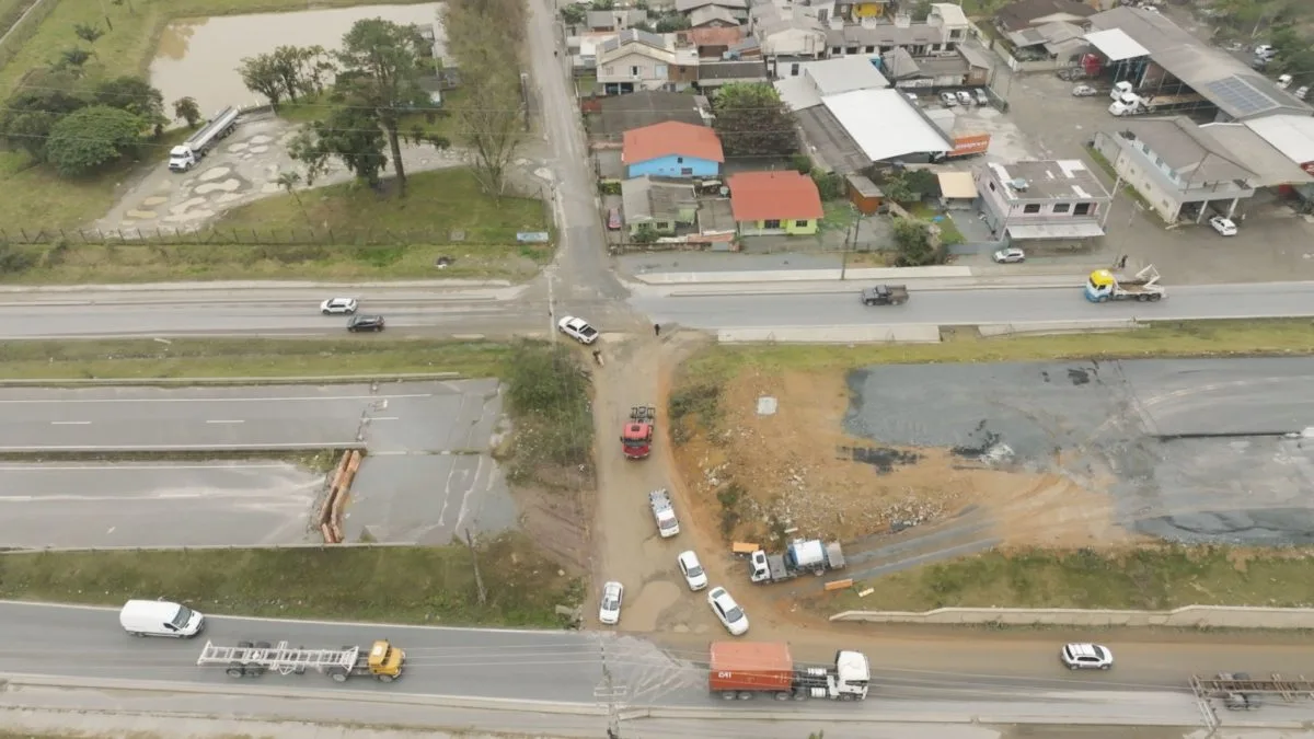 Obra de viaduto altera rotas na BR-470 em cidade de SC com interdição definitiva nesta quarta