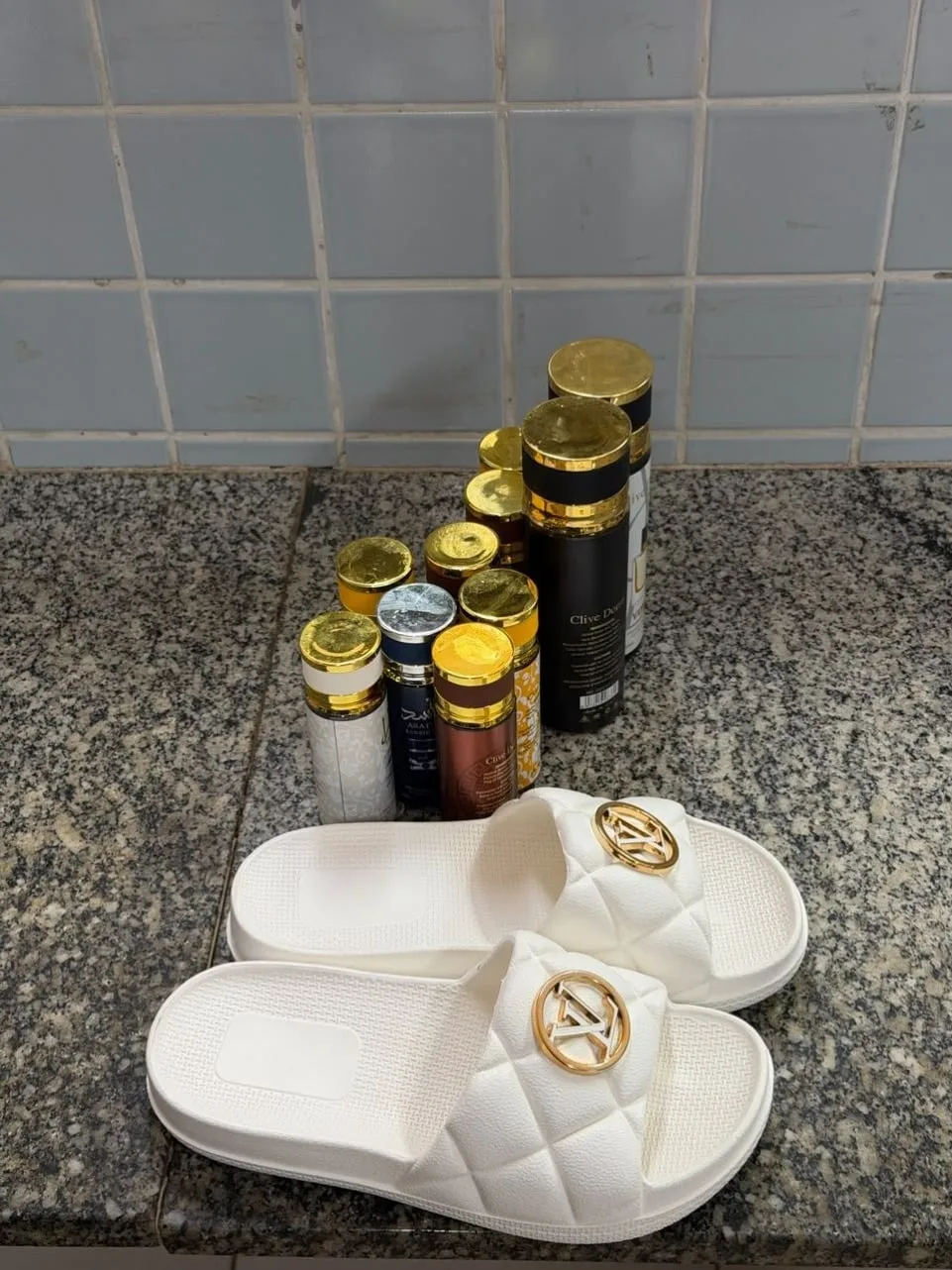 Homem é detido por funcionários após tentar furtar perfumes e sandália em loja
