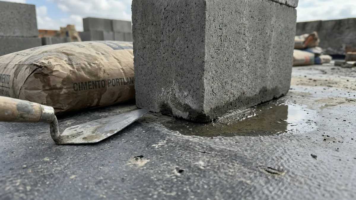 Família retorna das férias e encontra materiais de construção armazenados sobre sua laje, peso danifica impermeabilização e ela exige retirada e reparo completo