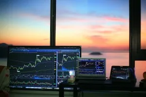 Wall Street espera por Warsh: futuros de NY oscilam antes do discurso em Jackson Hole
