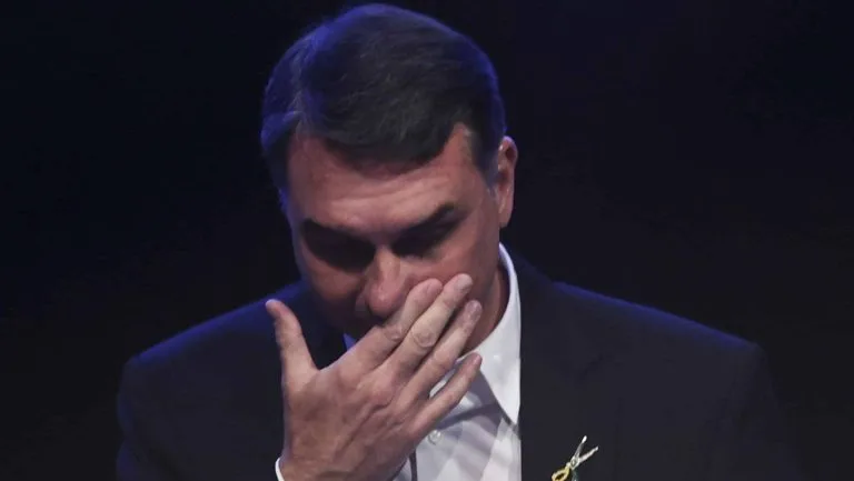 Firmas de Flávio Bolsonaro e do Careca do INSS funcionam no mesmo endereço, revela ICL