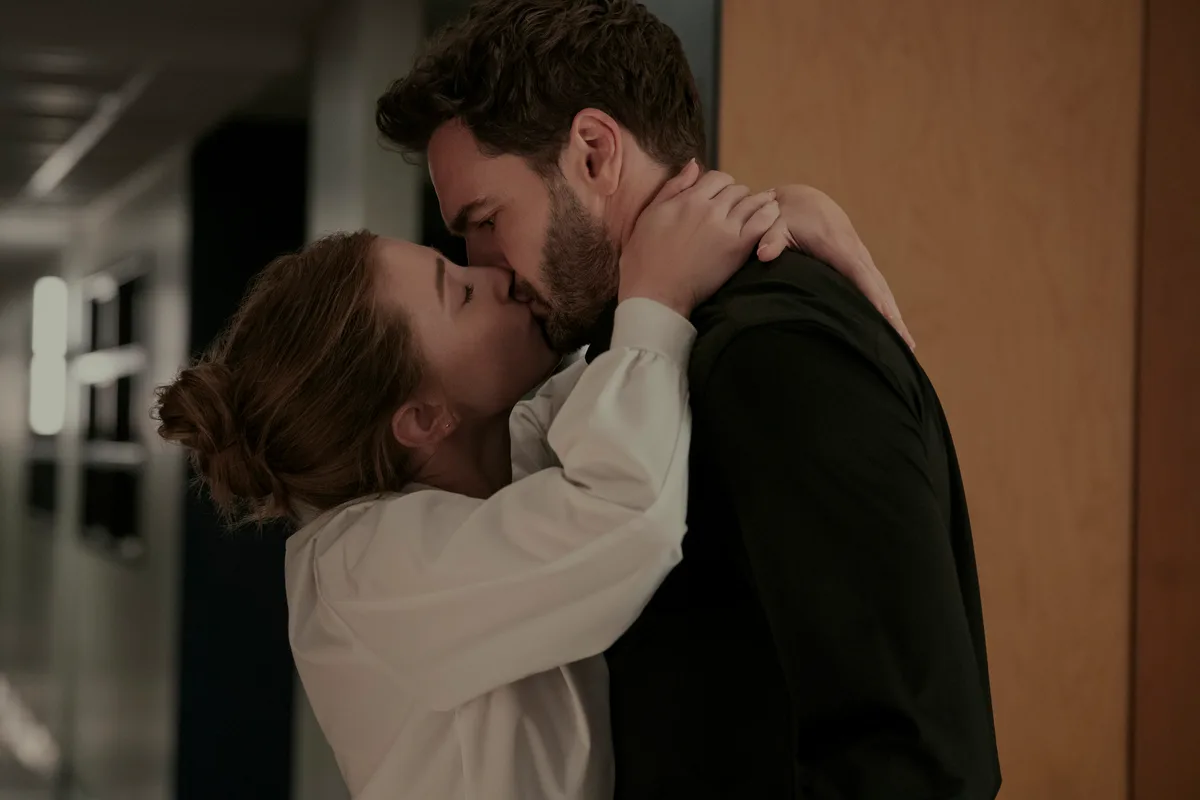 ‘The Love Hypothesis’ Director Claire Scanlon Talks “Pressure” Of Chapter 16 Scene, “Dynamic” Captured With First Kiss & More