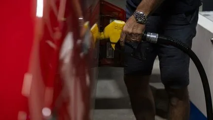 "Je ne fais plus rien, je vis un nouveau confinement" : comment la hausse des prix des carburants chamboule le quotidien des automobilistes
