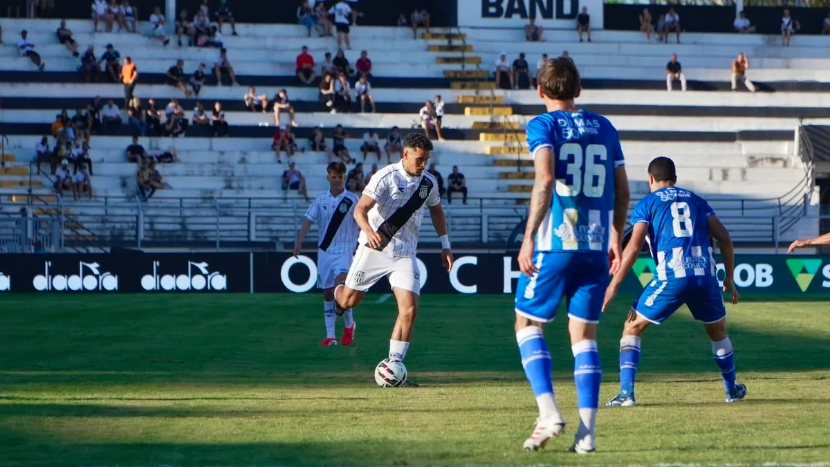 Técnico da Ponte revela que volante tomou injeção para jogar: "Não tinha a mínima condição"