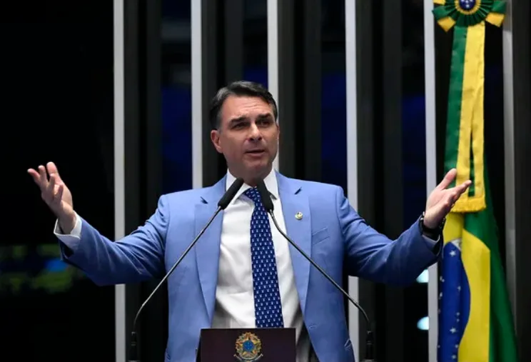 Flávio Bolsonaro e aliados apresentam emenda para reduzir idade penal a 14 anos