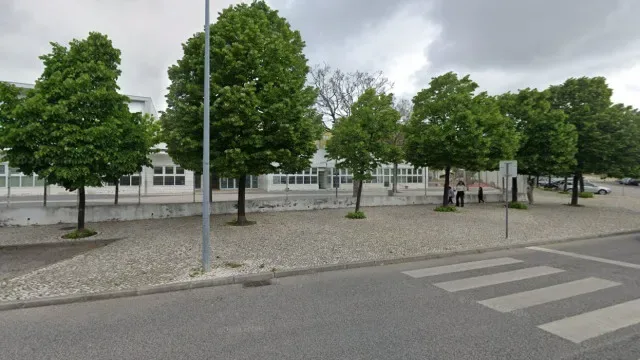 Escola em Lisboa impede alunos sem professor de entrar. Pais chamam PSP