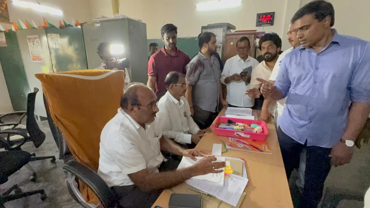 TDP, YSRCP activists clash in Punganur on first day of nominations; MP Midhun Reddy’s convoy attacked