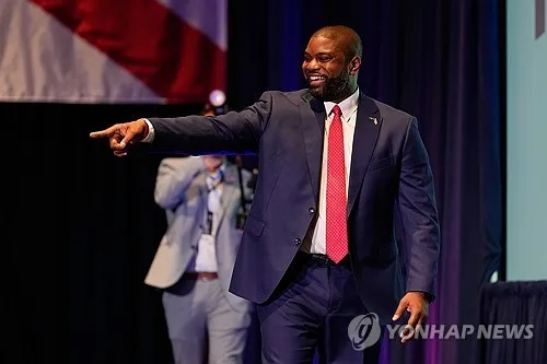 親트럼프 흑인, 공화경선 승리…야당선 급진좌파 승리 또 이변(종합)