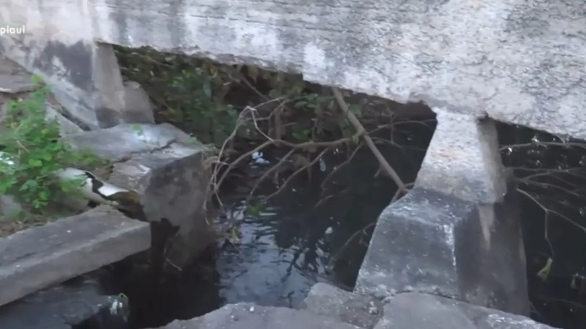 Cruzamento na Zona Sul de Teresina tem trecho interditado por risco de queda em bueiro