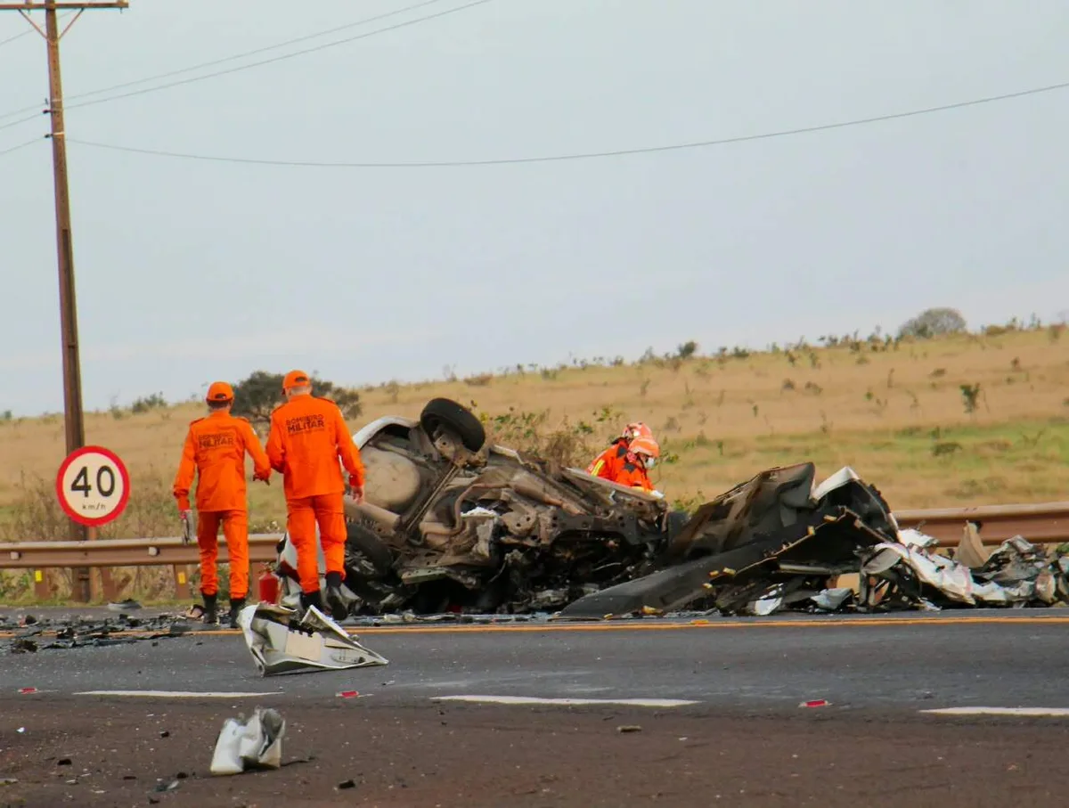 Carro fica destruído e motorista morre após colisão com carreta na BR-163