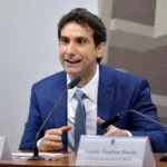 Galípolo alerta para uso de linha emergencial de crédito e fala em defesa do PIX