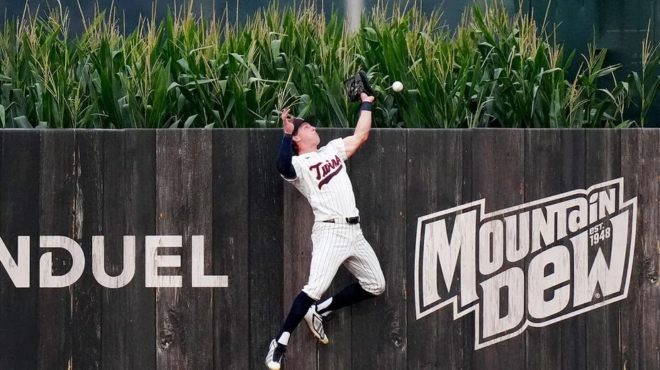 Kyle Schwarber launches two homers into the corn after MLB's incredible HoF tribute at Field of Dreams game
