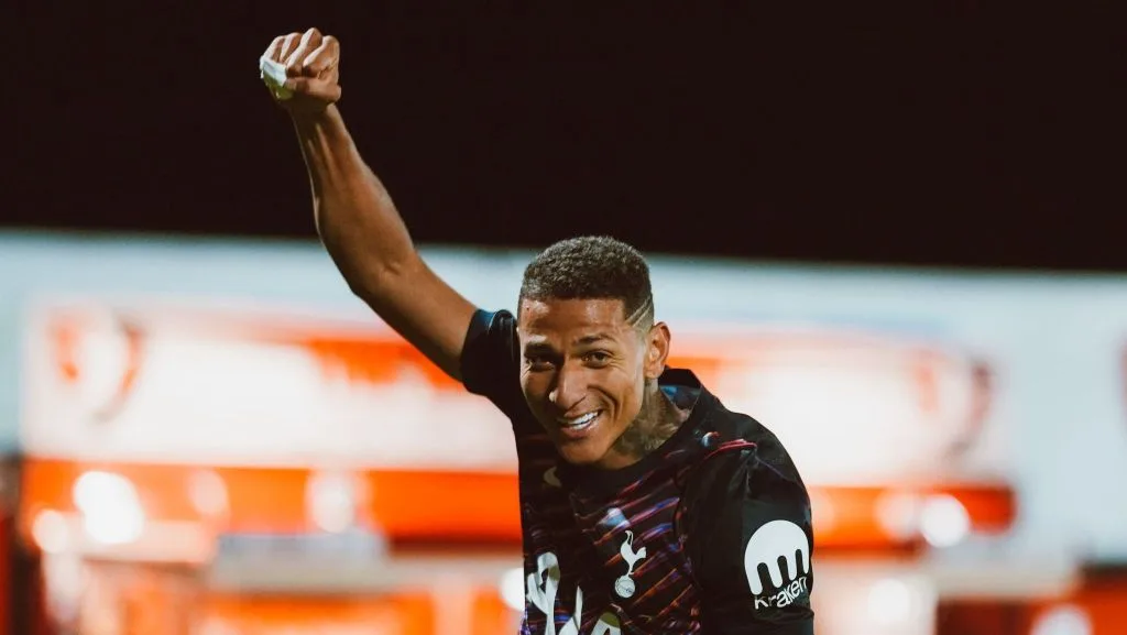 Richarlison marca pelo sub-21 do Tottenham, mas equipe é eliminada; veja