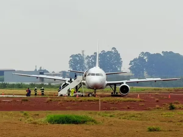 Avião com mais de 150 pessoas a bordo sai da pista e atola no Brasil