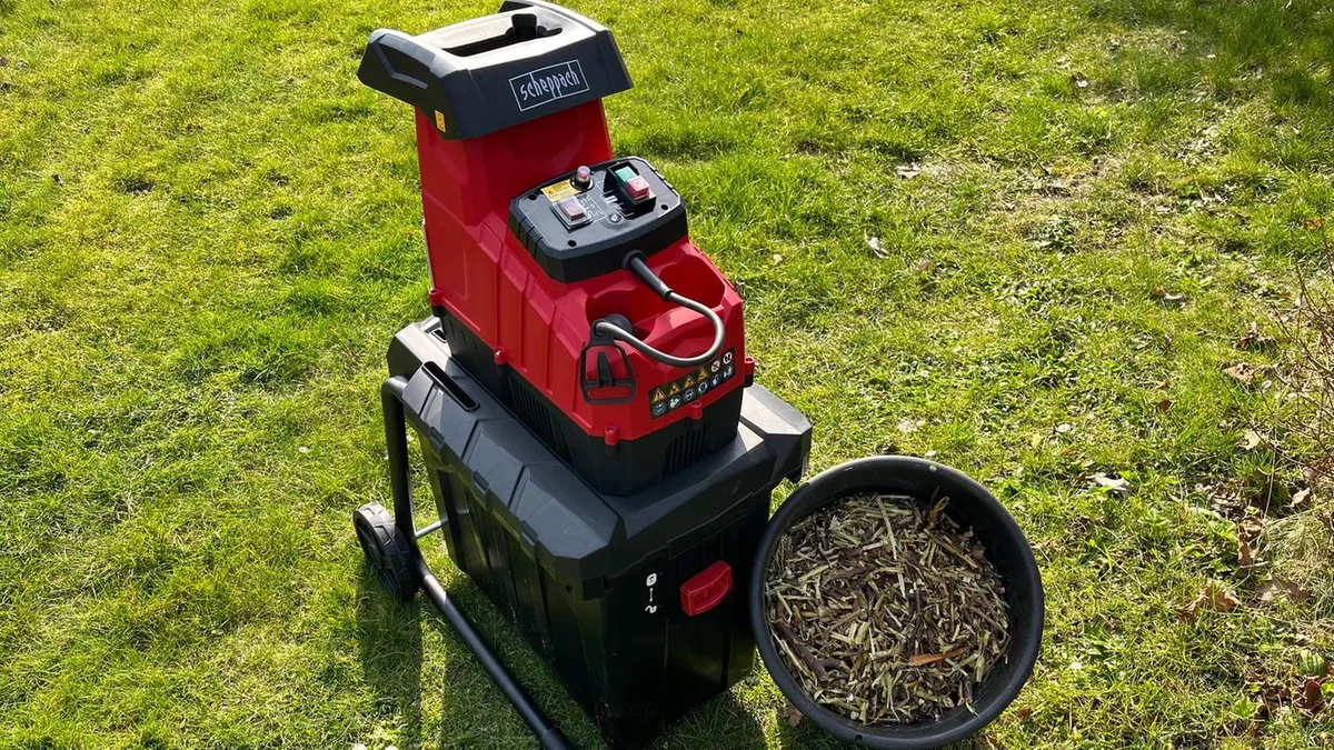Ast rein, Mulch raus: Schreddern statt Schneiden: Vier Walzen-Gartenhäcksler im Härtetest