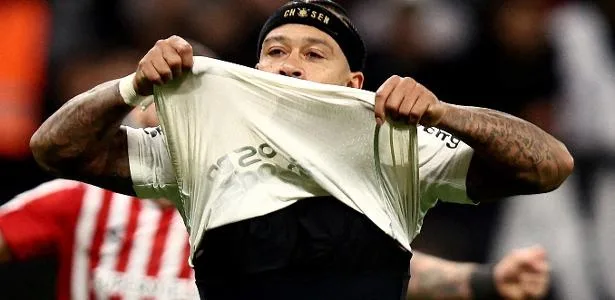 Organizada do Corinthians chegou com raiva e saiu com pena em visita ao CT