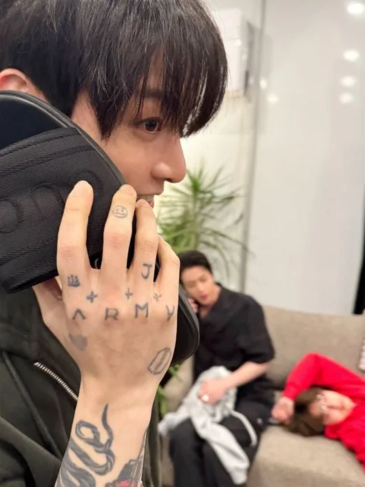 "전화 잘못 거셨어요"...BTS 정국, 맏형인 진 ‘명품 G사 슬리퍼’ 들고 장난
