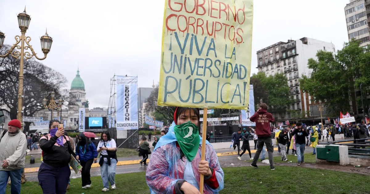 Marcha universitaria: lluvia, incidentes y el orgullo de los manifestantes que defienden la educación pública