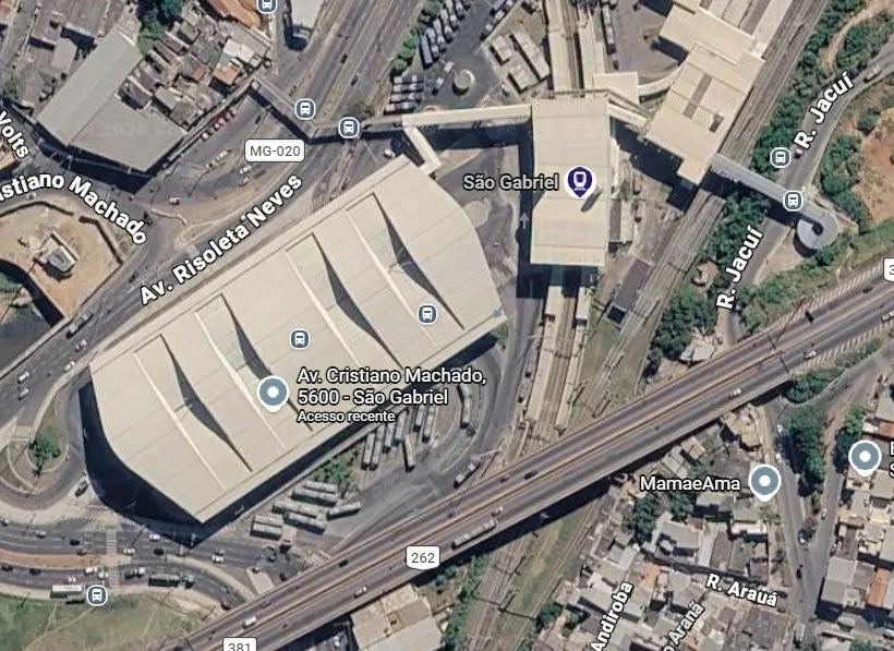 Avião cai próximo de estação do metrô em Belo Horizonte