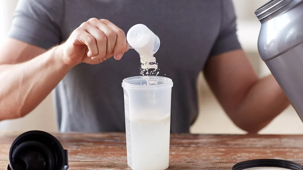Por qué consumir proteína en exceso no ayuda a ganar músculo y favorece el aumento de peso: los siete errores que advierten expertos